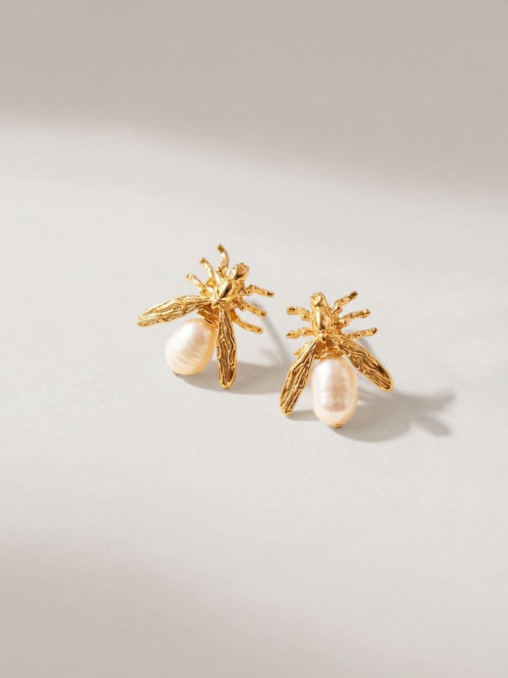 Aretes topo mini hormiga perla