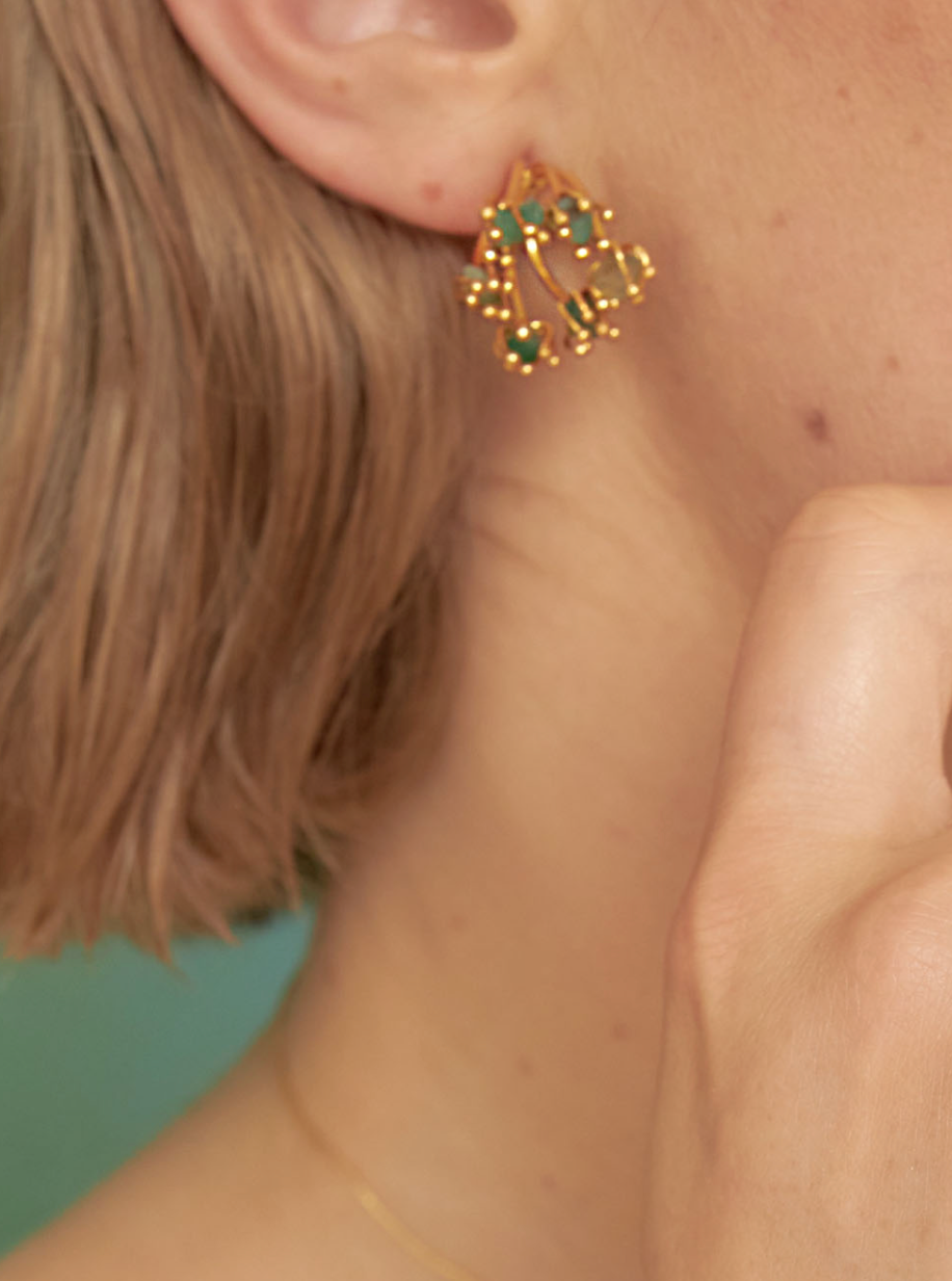 Aretes topos canasta de esmeralda en bruto