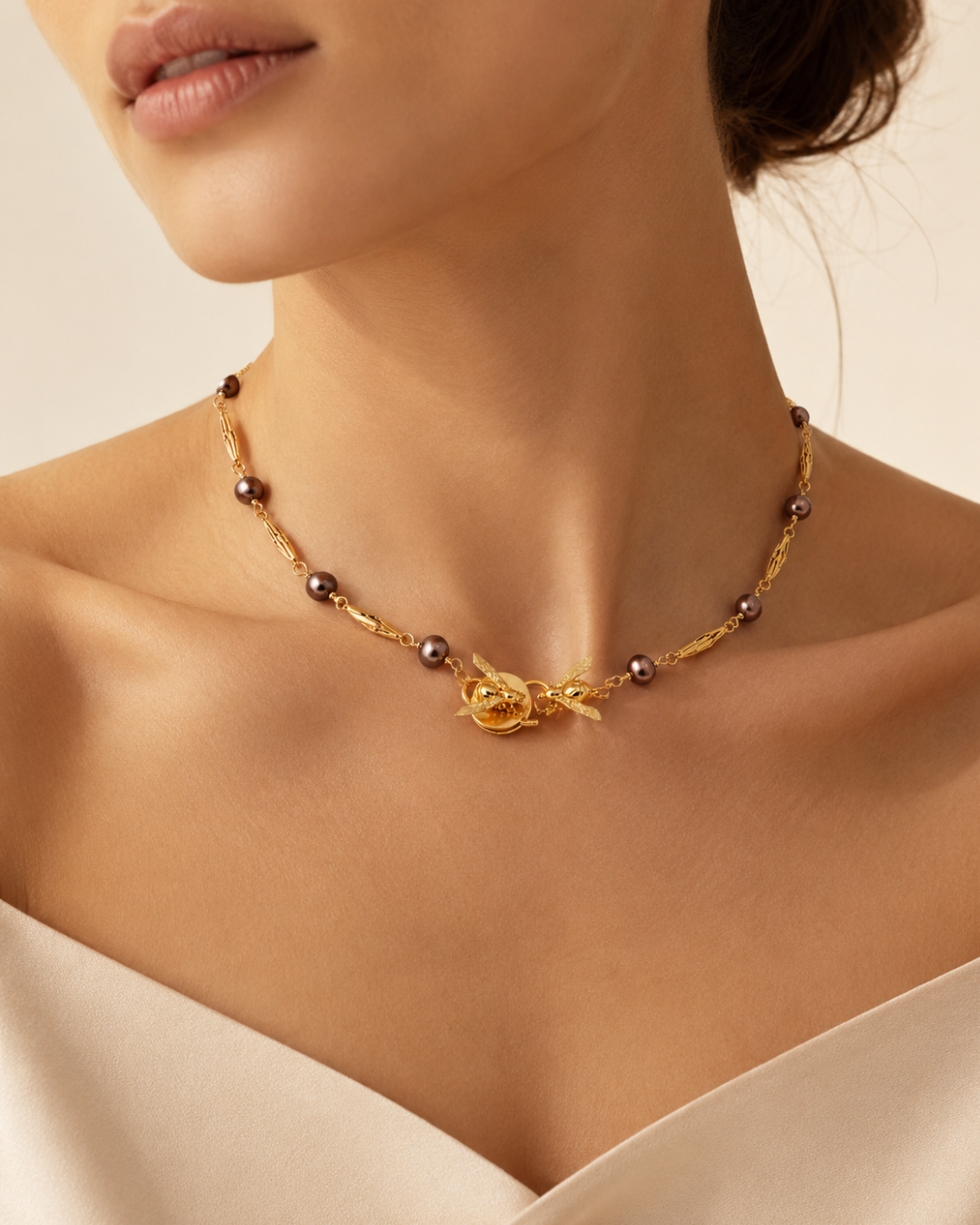 Collar Alas y perlas cafe