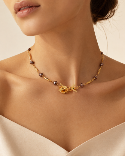 Collar Alas y perlas cafe