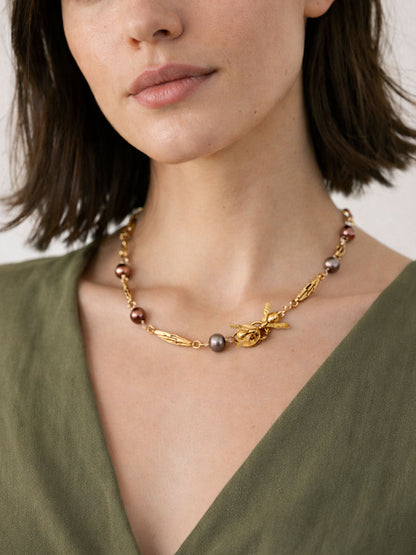 Collar Alas y perlas cafe