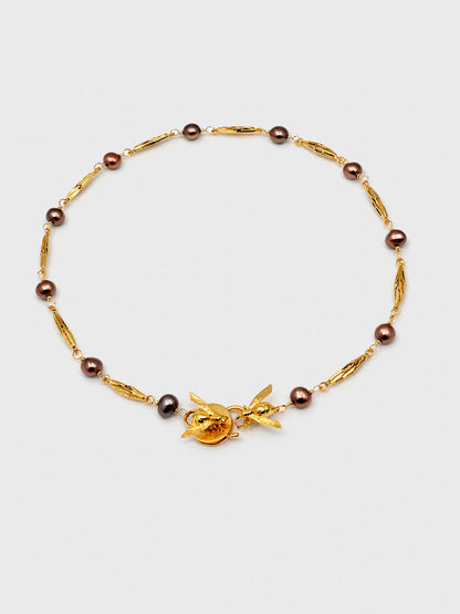 Collar Alas y perlas cafe