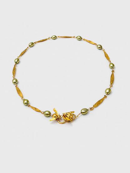 Collar Alas y perlas verde