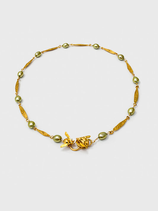 Collar Alas y perlas verde