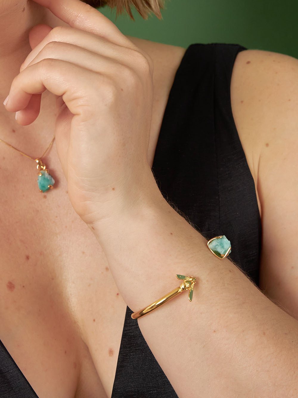 Pulsera hilo hormiga y esmeralda